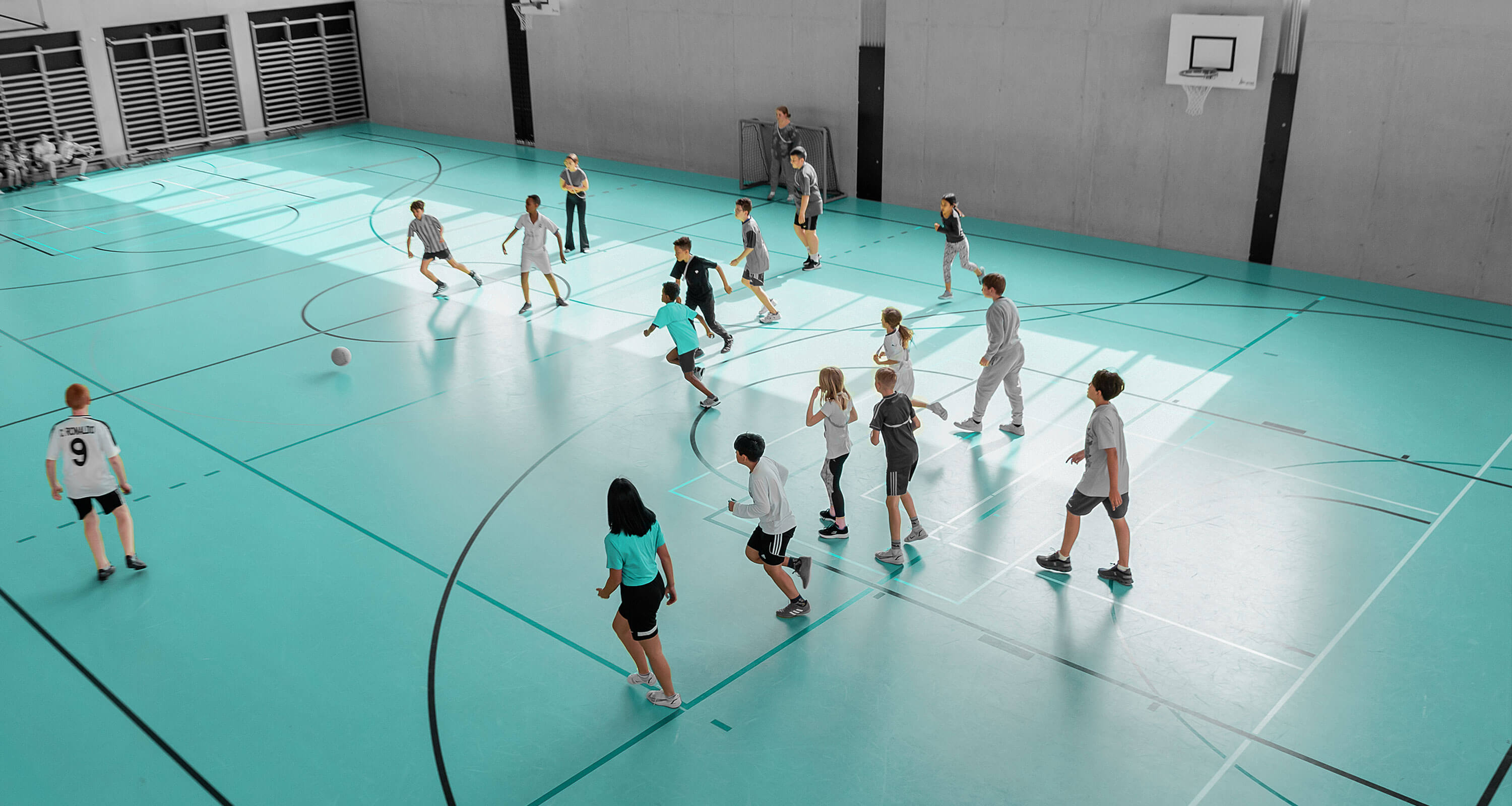 Viele Kinder spielen Fussball in der Halle